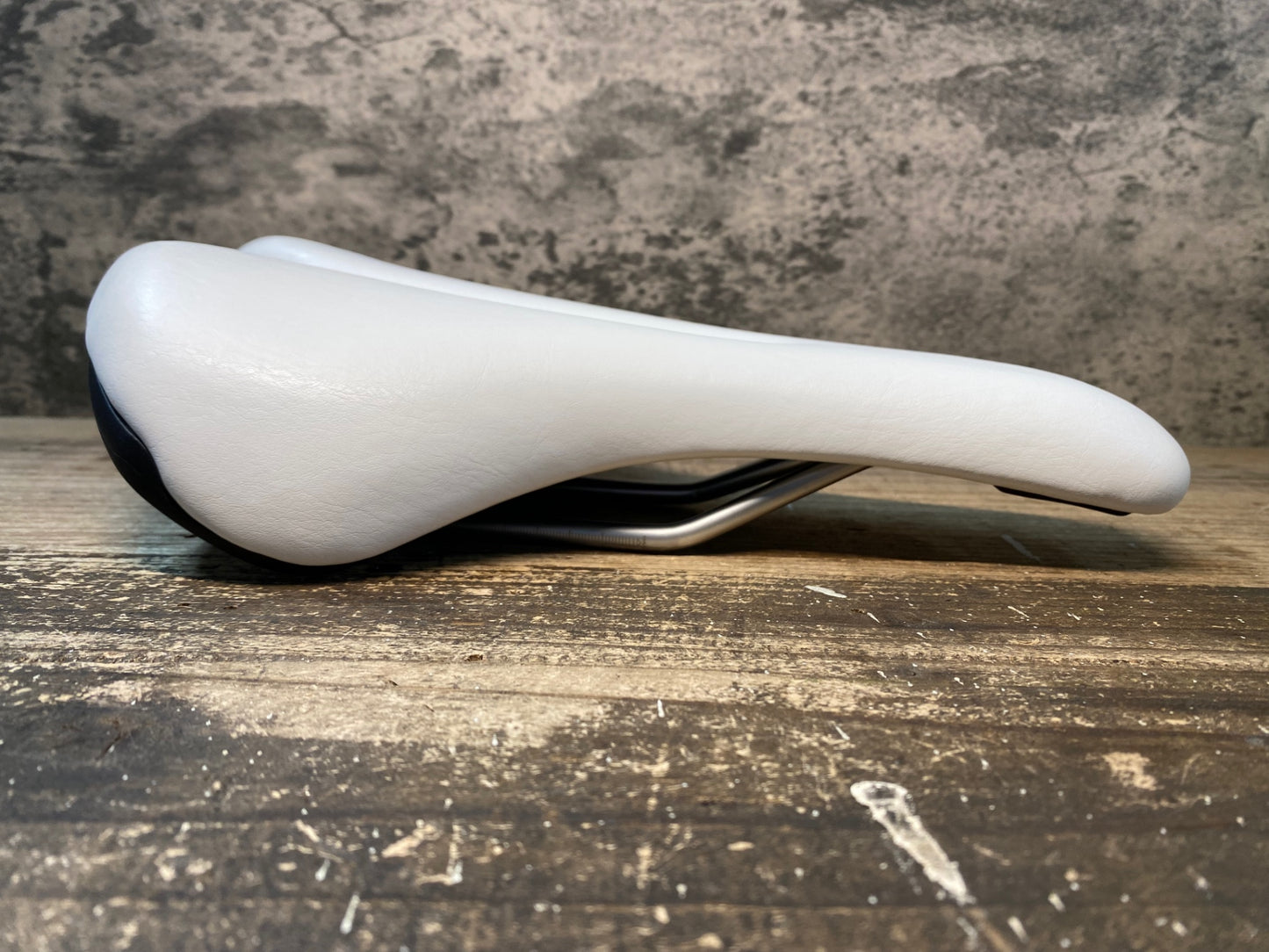 IW002 ジャイアント GIANT CONNECT COMFORT SADDLE サドル 白 クロモリ