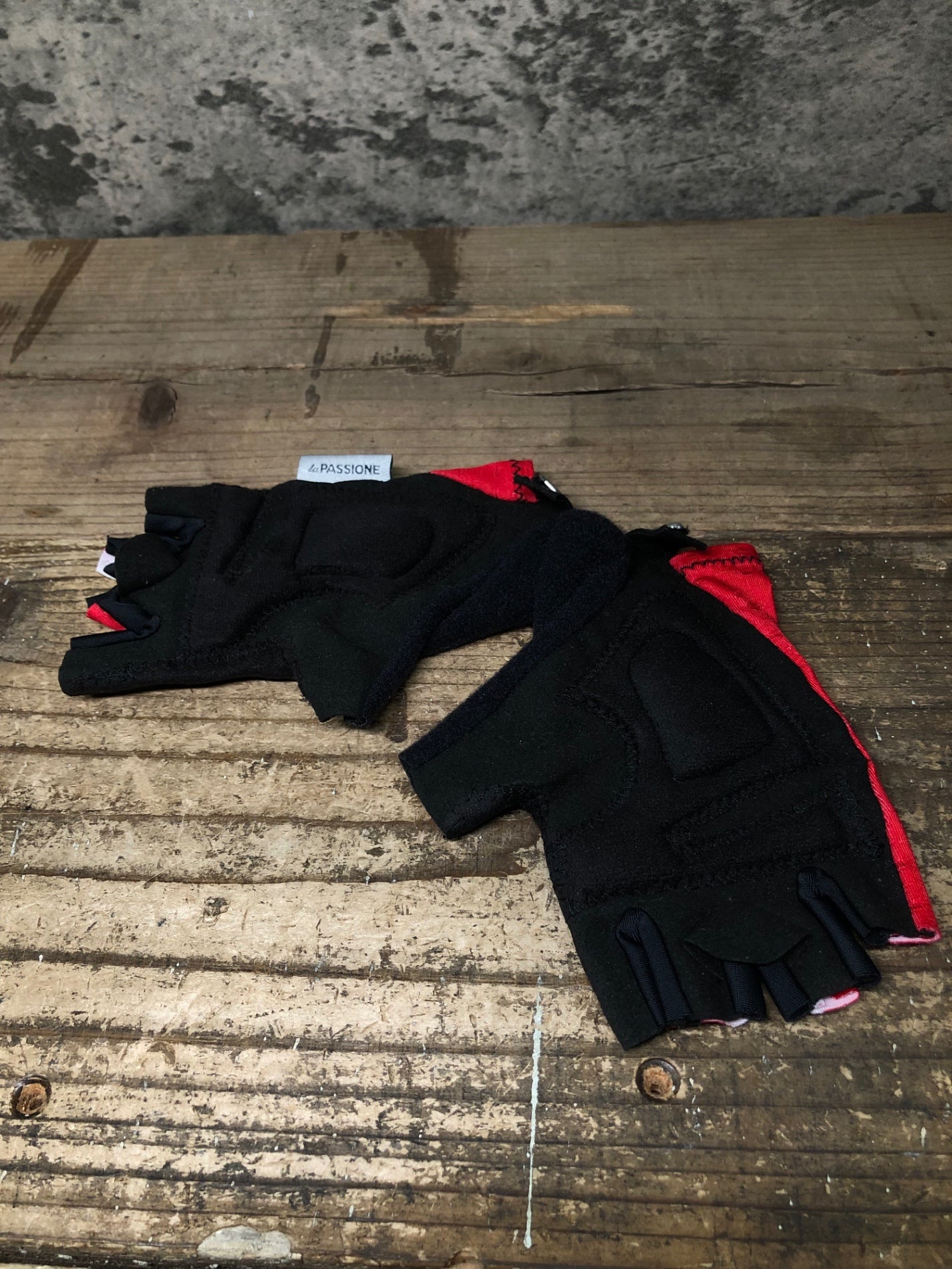 JB583 ラパッション la PASSIONE 指切り グローブ 黒 赤 S