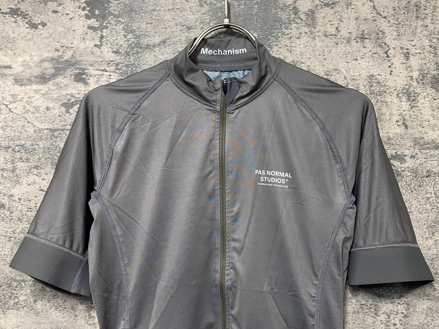 JC401 パスノーマルスタジオ Pas Normal Studios | Men's Mechanism Jersey 半袖 サイクルジャージ ミディアムグレー L