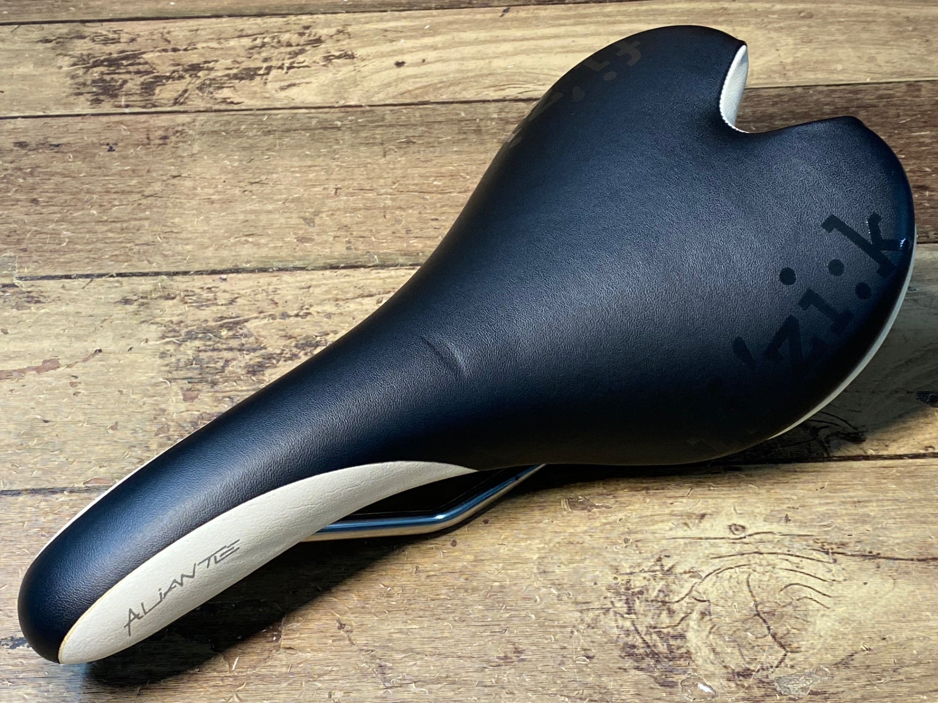 HS224 フィジーク fizik ALIANTE R3 サドル 黒 白 140mm kiumレール – BICI AMORE EQ STORE