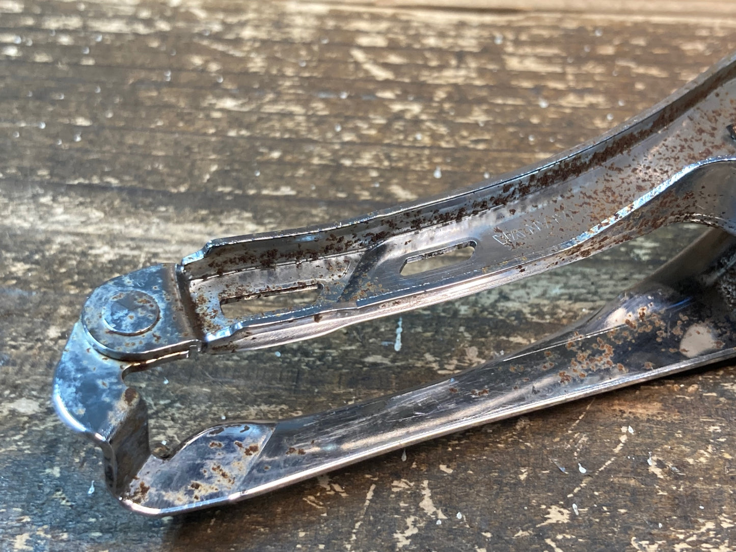 IU931 シマノ SHIMANO アルテグラ ULTEGRA FD-6870 フロントディレイラー 2S 直付け 電動 Di2 錆大