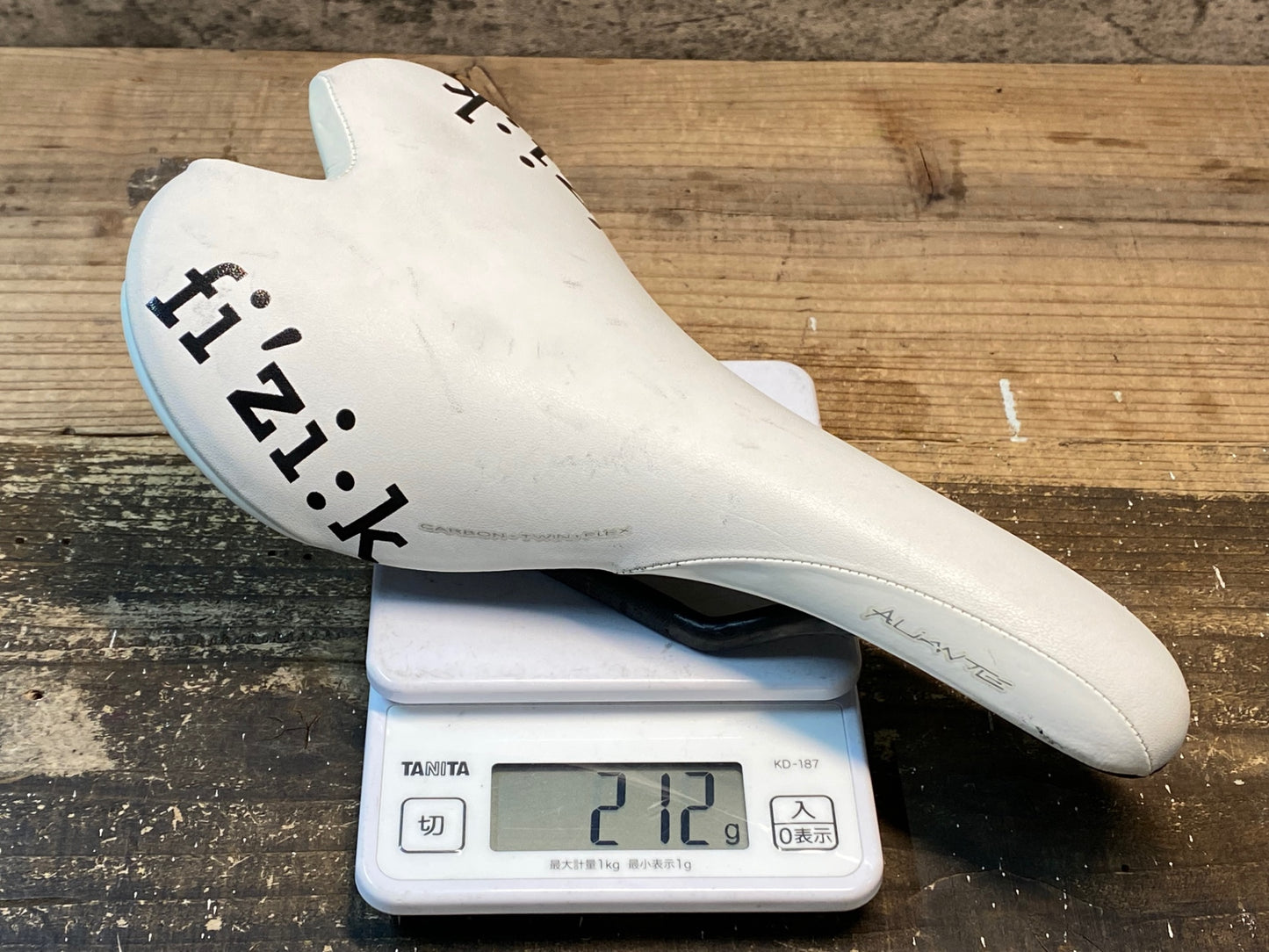 IX446 フィジーク fizik アリアンテ ALIANTE サドル カーボンレール 白