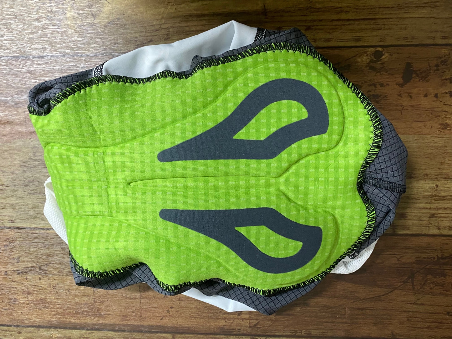 IU710 レリック reric ビブショーツ XL 黒白 パッド付近傷み