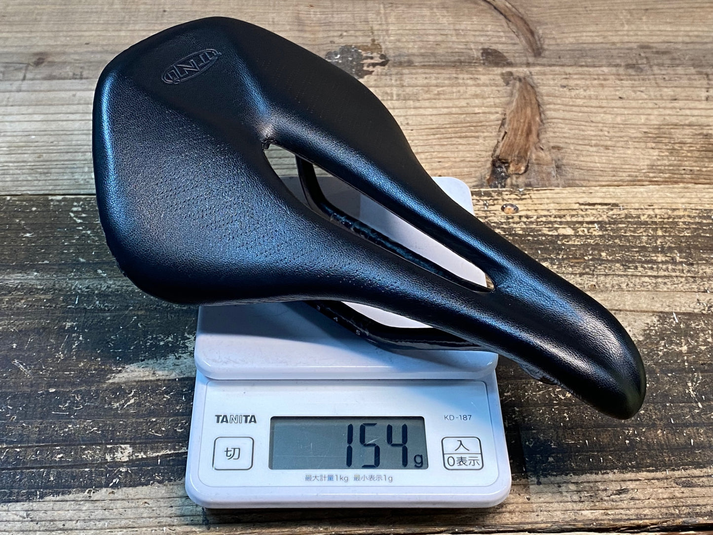 IY274 TNi ライトフライ LiteFly サドル 黒 カーボンレール