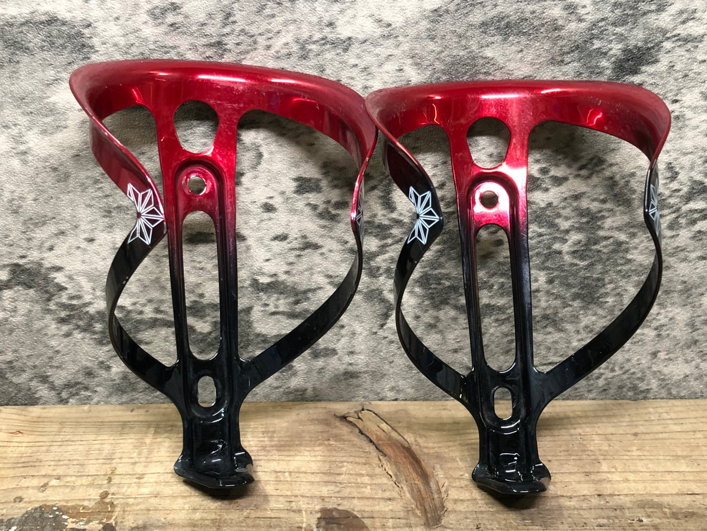 IX980 スパカズ SUPACAZ Flycage Ano アルミ ボトルケージ ペア 黒赤