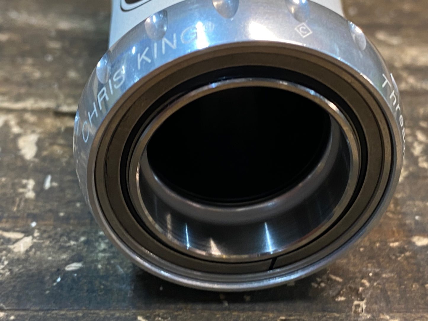 IY764 クリスキング CHRIS KING threadfit24 ボトムブラケット BB シルバー
