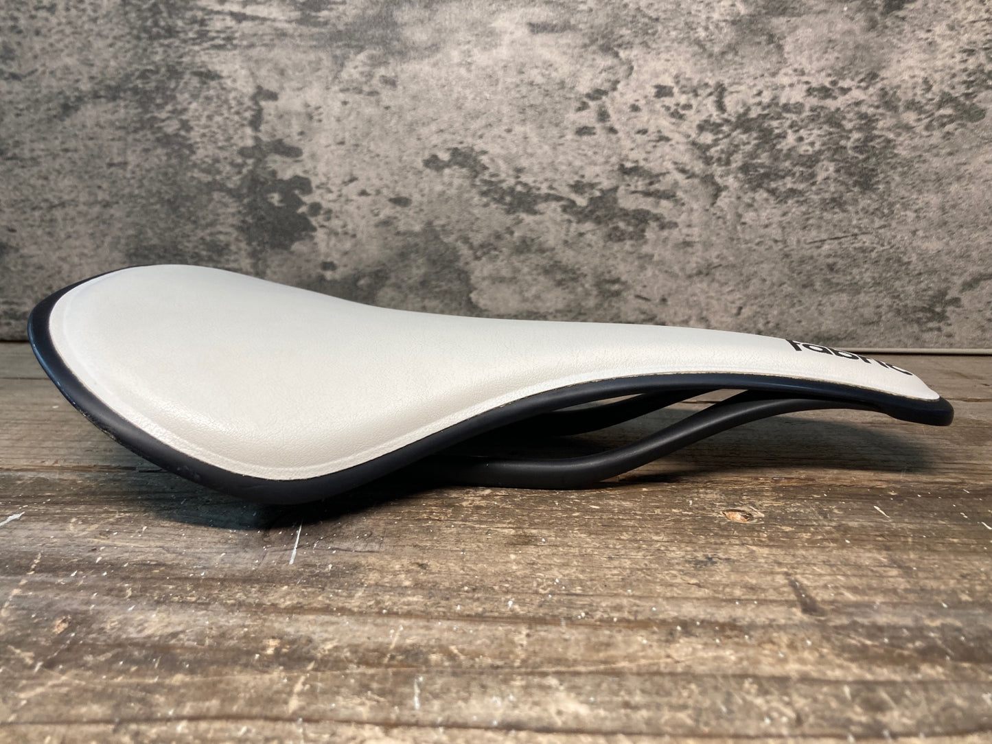 IT157 ファブリック FABRIC ALM ULTIMATE SHALLOW カーボンレール サドル