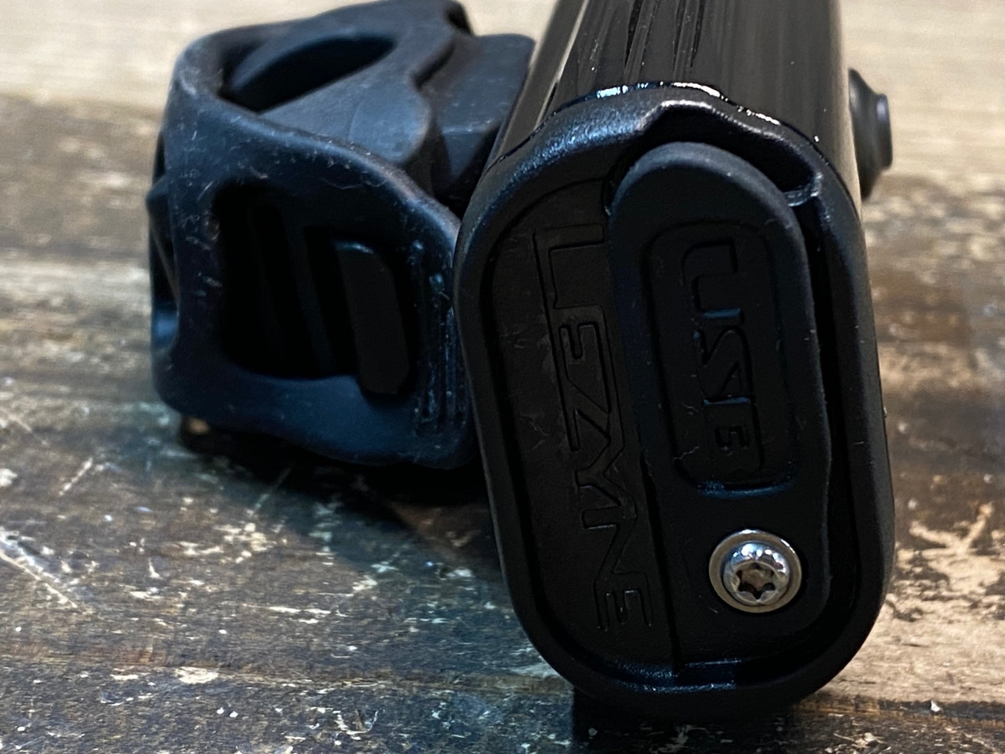 IY713 レザイン LEZYNE LITE DRIVE 1000XL フロントライト 黒 点灯確認済