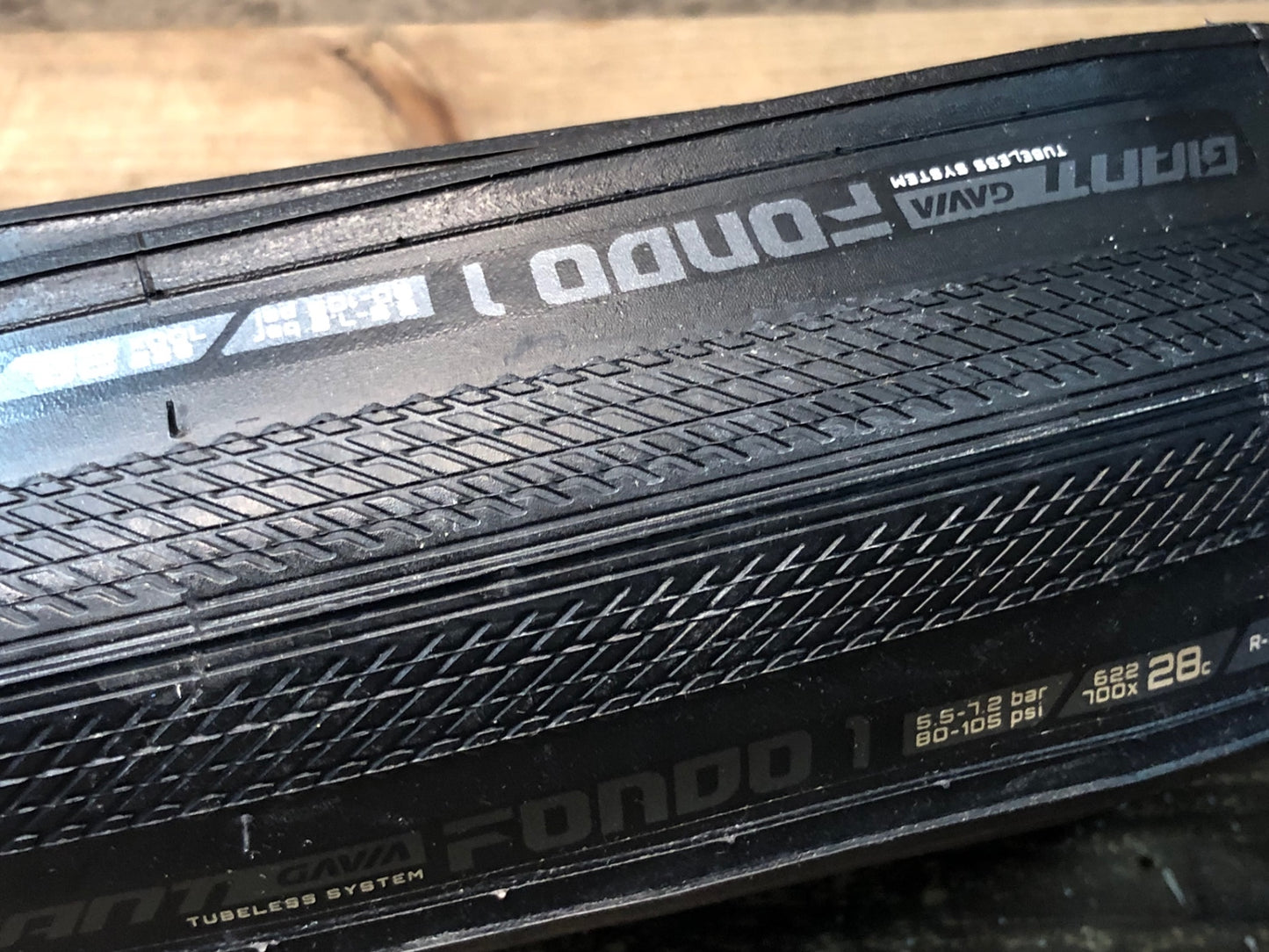 IW073 ジャイアント GIANT GAVIA FONDO 1 700x28C タイヤ