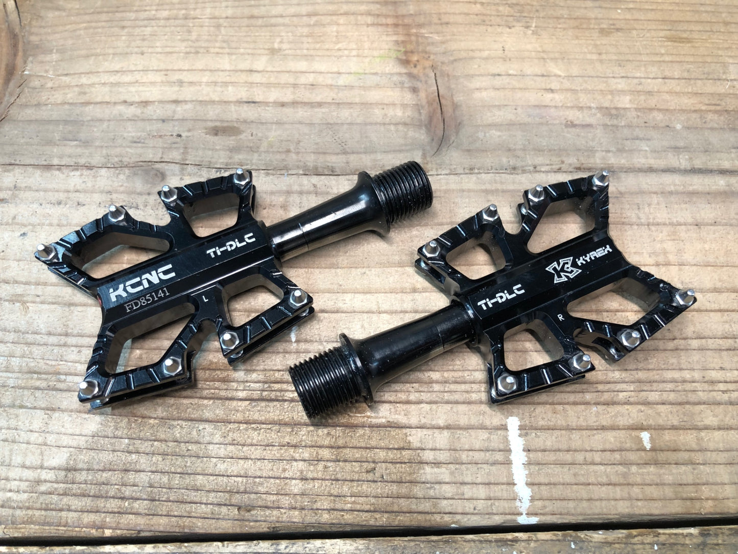 IS081 KCNC KYREX フラットペダル 黒 TI/DLC