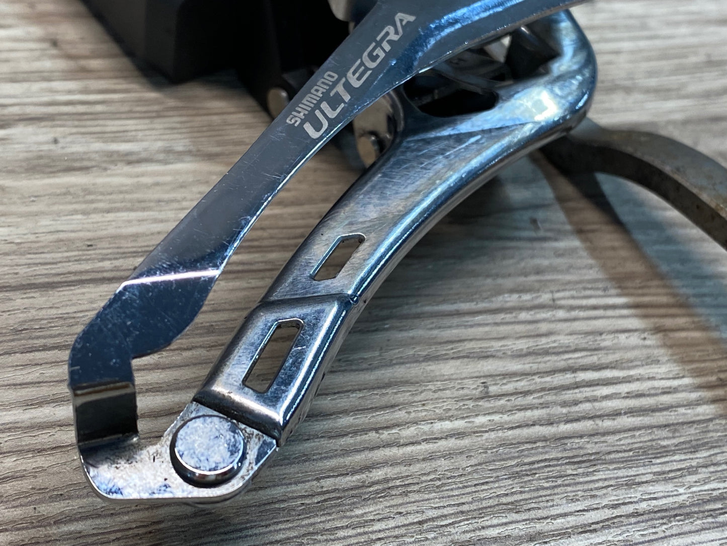 IU933 シマノ SHIMANO アルテグラ ULTEGRA FD-6770 フロントディレイラー 2S 直付け Di2 電動 ※動作不良のためジャンク