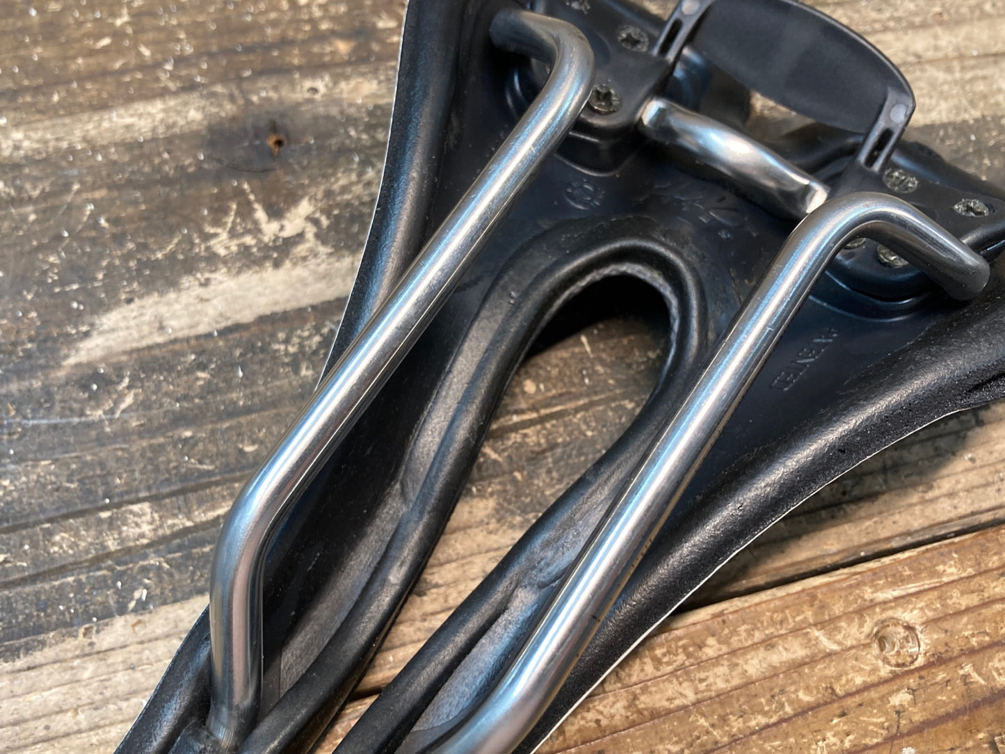 IX032 SELLE SMP ヘル HELL サドル INOX TUBE 132mm 白/黒 後ろロゴ剥離あり