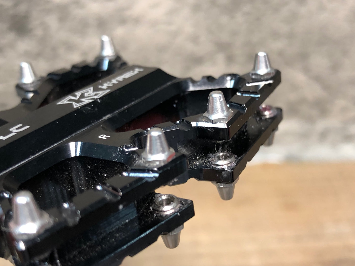 IS081 KCNC KYREX フラットペダル 黒 TI/DLC