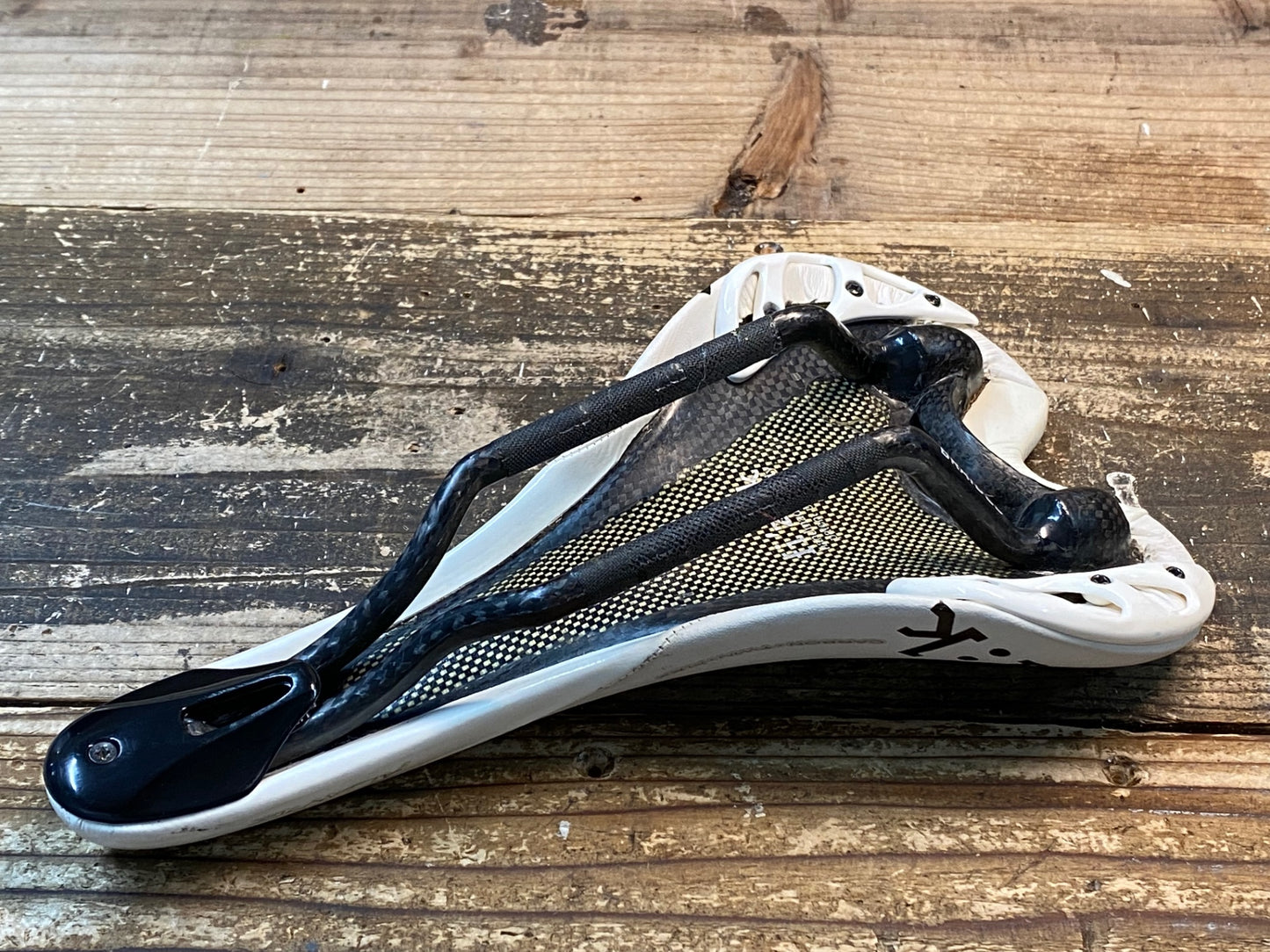 IX446 フィジーク fizik アリアンテ ALIANTE サドル カーボンレール 白