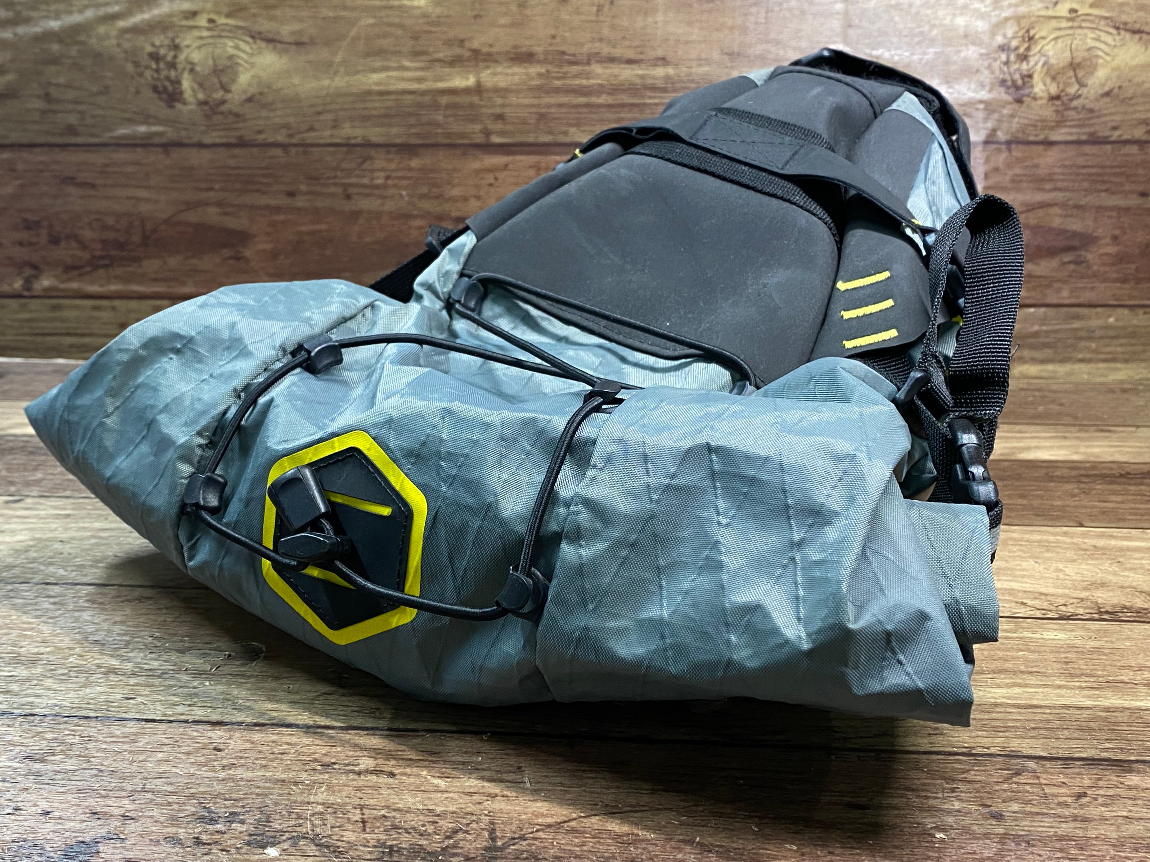 HJ957 アピデュラ APIDURA エクスペディション サドルバッグ 14L