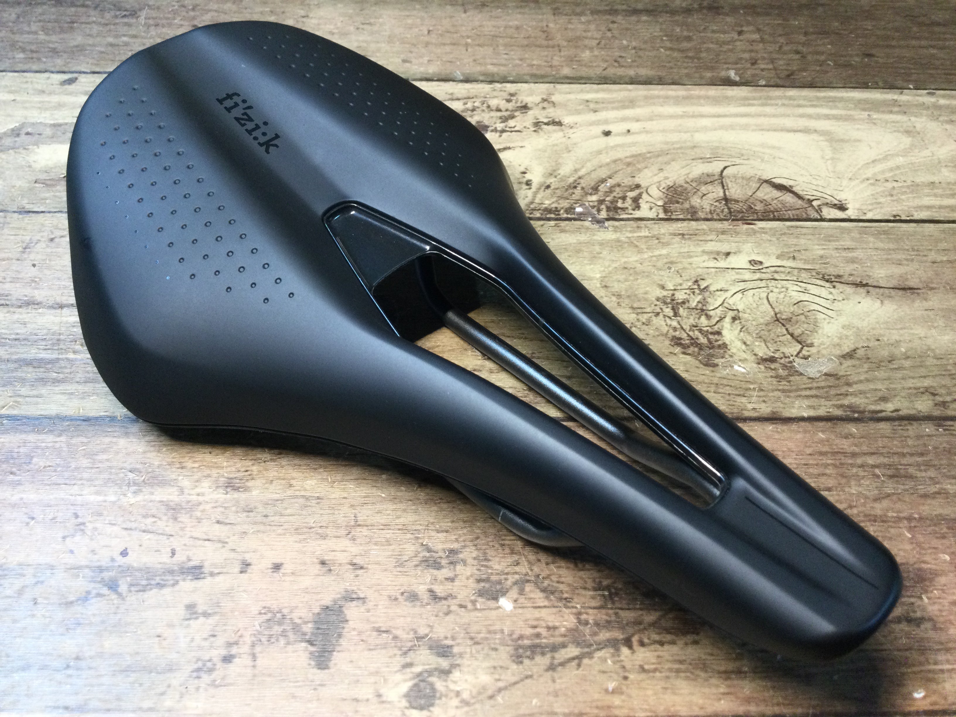 HN395 フィジーク fizik テンポ TEMPO ARGO R3 サドル 黒 150mm kium