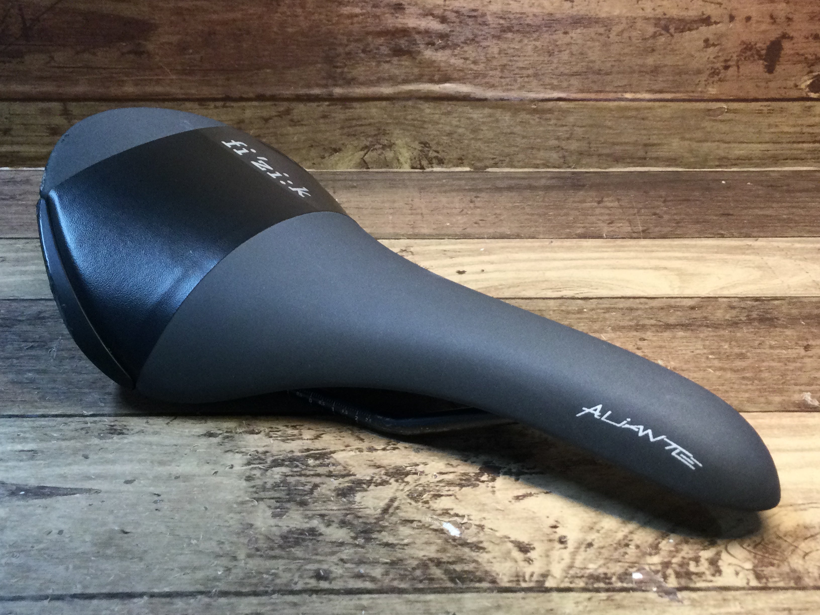 HB340 フィジーク fizik アリアンテ ALIANTE R3 REGULAR kiumレール サドル 黒